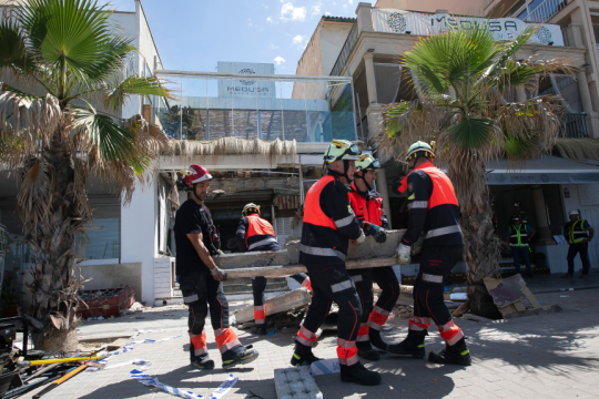Πυροσβέστες απομακρύνουν συντρίμμια από την ταράτσα που κατέρρευσε σε κλαμπ της Μαγιόρκα